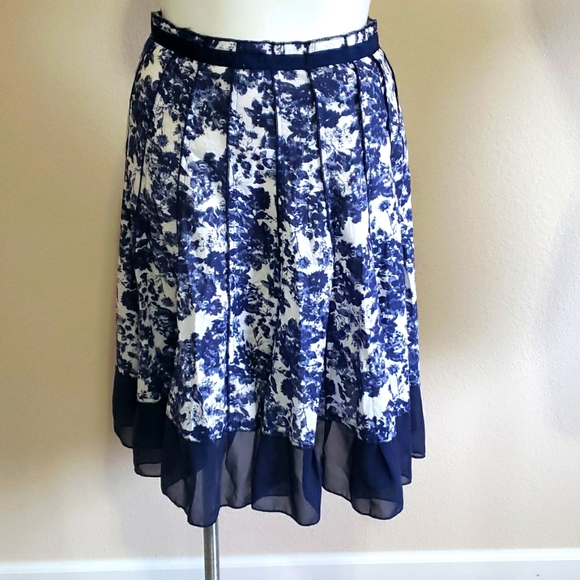 Passports Dresses & Skirts - Passports Adorable Lined Flower Patterned Skirt SZ 16